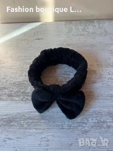 Черна пухена лента за глава с панделка подходяща за прибиране на косата за нанасяне на маска и крем 