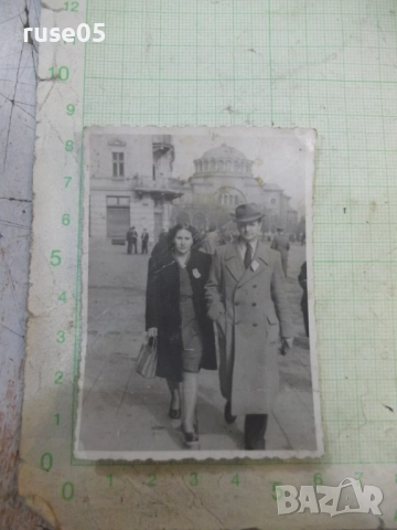 Снимка на семейство пред църквата "Света Неделя" стара