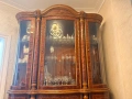 Продавам стилна витрина / бюфет от масивно дърво с елегантен класически дизайн., снимка 4