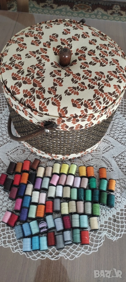 Кош за съхранение на шивашки материали* С над 70 броя макари , снимка 1