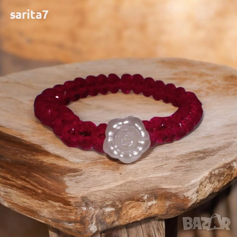 Фасетирана червена гривна мартеница с красива бяла перлена роза , снимка 3 - Гривни - 53179739