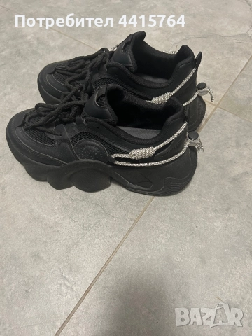 Черни маратонки