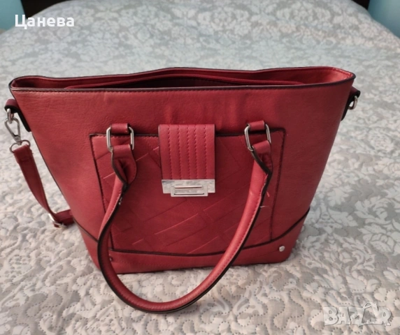 червена дамска чанта
