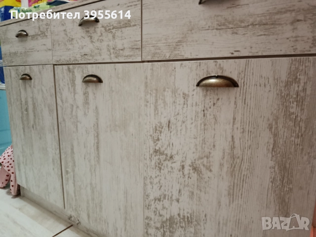 Продавам чисто нов скрин с три вратички и три шкафчета , снимка 3 - Скринове - 52035464