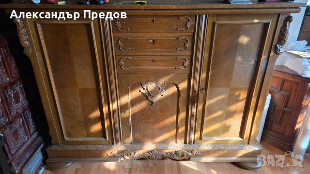 Старинен шкаф от масив