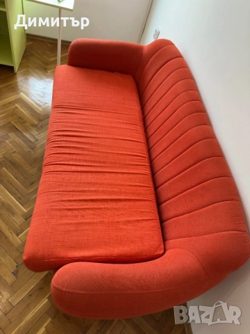 Стилен червен диван, снимка 3 - Дивани и мека мебел - 53120666