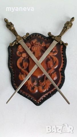 Рицарски, кожен герб с ножове за писма и декорация. 