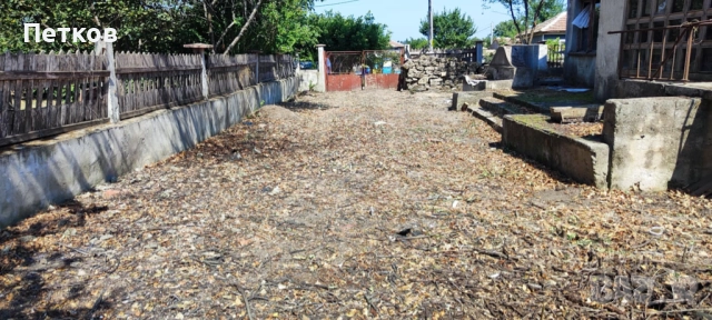 Продава парцел с двуетажна къща, снимка 8 - Парцели - 51443977