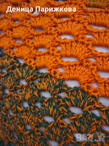 Ръчно плетен триъгълен шал наметка с ресни "Горски полъх", снимка 10 - Шалове - 52771398