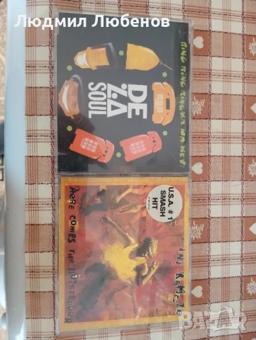 cd дискове с сингли INI Kamoze и De La Soul