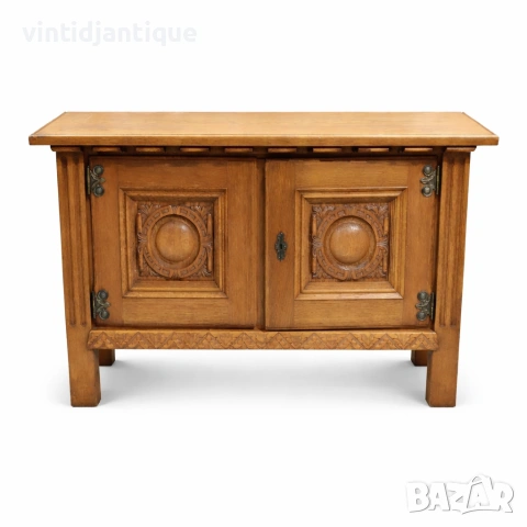 Масивен дъбов шкаф с богата дърворезба и метален обков