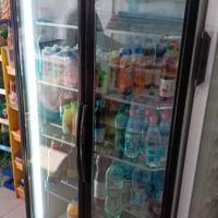 Продавам хладилна витрина за магазин, изстудява перфектно  бира и безалкохолни напитки       , снимка 1 - Витрини - 46191776