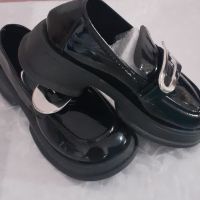 Продавам Нови черни Обувки от изкуствен лак с метално украшение. 37н , снимка 1 - Дамски ежедневни обувки - 45609830