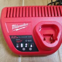 Milwaukee M12 зарядно, снимка 3 - Винтоверти - 45472699