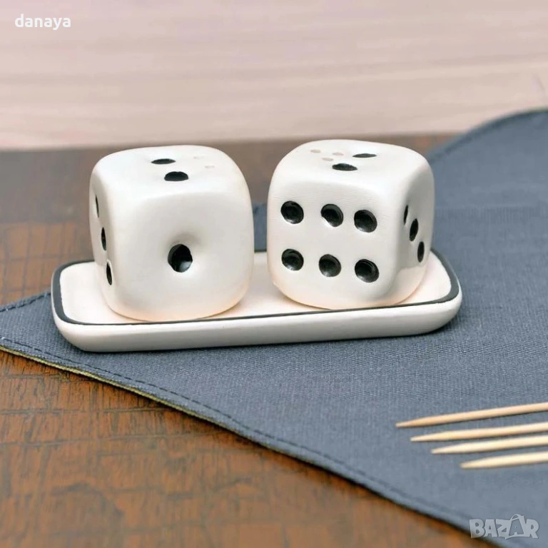 6283 Керамични солнички Зарчета с поставка – комплект за сол и пипер, снимка 1