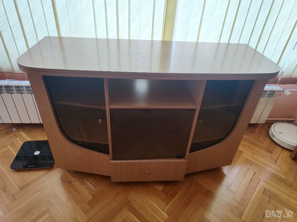 Продавам шкаф със стъклени витрини подходящ за хол, TV и др., снимка 1