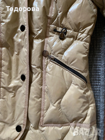 Много елегантно бежово яке с подвижна качулка, естествен пух. Високо качество., снимка 4 - Якета - 53292299