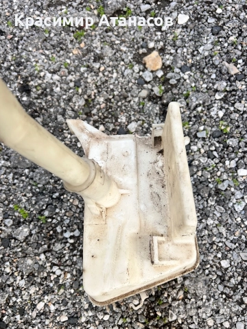 Казанче течност чистачки за Тойота Корола версо. 2004-2008г, снимка 3 - Аксесоари и консумативи - 52392806