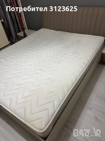 Спалня с шкафчета в супер състояние с матрак.