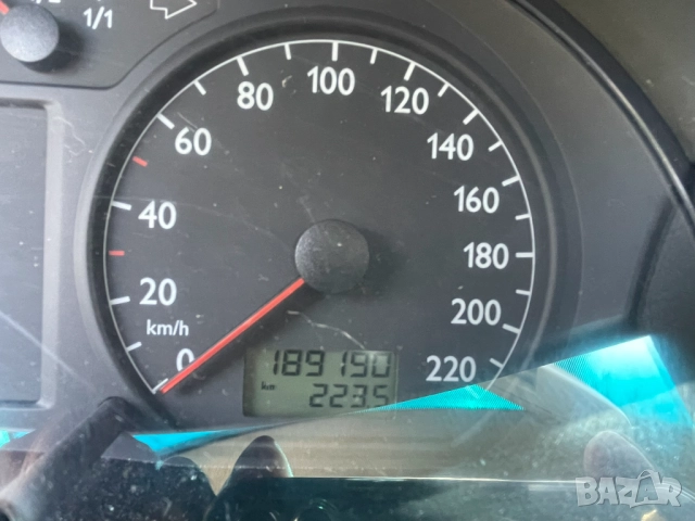 VW Polo 1.4 16V 75hps 2003 4/5 врати, снимка 11 - Автомобили и джипове - 51646599