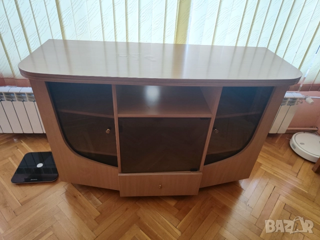 Продавам шкаф със стъклени витрини подходящ за хол, TV и др.