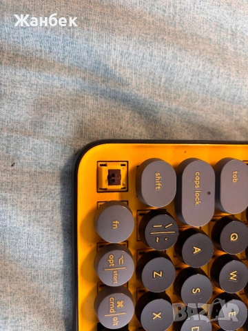 Продавам клавиатура Logitech pop keys жълто черна, снимка 2 - Клавиатури и мишки - 53536783