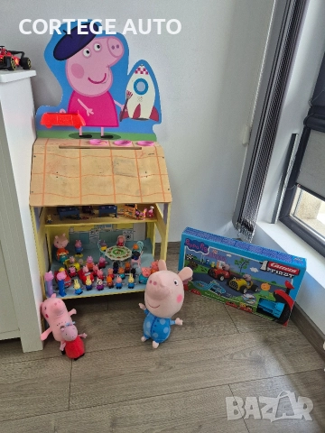 детска дървена къща, дъска с фигурки на Пепа Пиг и Писта
