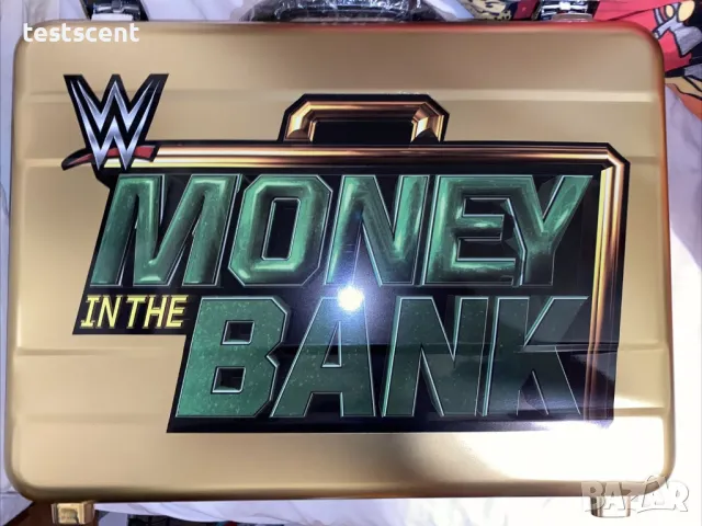 WWE Money In The Bank Briefcase куфар gold колекционерски Договорът в куфарче , снимка 2 - Колекции - 48988450