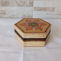 Стара дървена кутия - шестоъгълна с пирография - Българска, снимка 3 - Антикварни и старинни предмети - 44967745