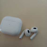 ПРОДАДЕНИ Apple AirPods 3 (2022) Lightning Charging Case, white, снимка 3 - Калъфи, кейсове - 44967464