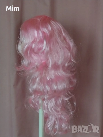 55 см Дълга ,къдрева,розова перука с бретон , снимка 6 - Аксесоари за коса - 53436516
