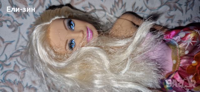 оригинална синеока кукла барби със шарена пола, снимка 3 - Кукли - 45698686