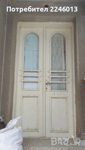 Стара соц врата и прозорец