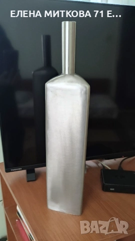 Висока стоманена ваза с модерен геометричен дизайн