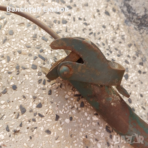 Приспособление за преливане на гориво от метална туба