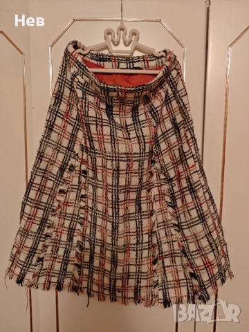 Разкроена вълнена пола