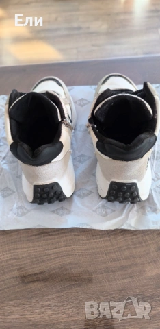 Дамски маратонки Adidas, снимка 2 - Маратонки - 53772138