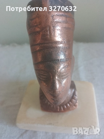 Месингова статуя на Нефертити 