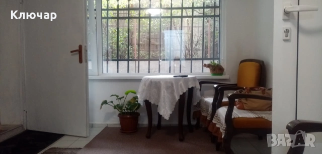 Продава диван и  фотьойли с дървени подлакатници .