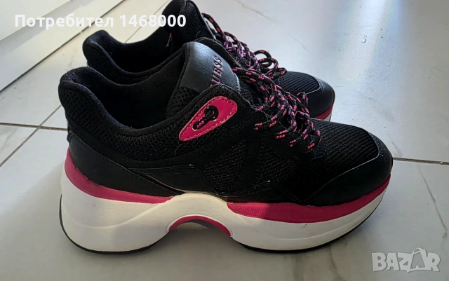 Оригинални маратонки Guess, снимка 2 - Маратонки - 51733024