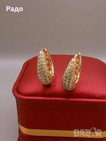 Обеци с камъчета и издължена овална форма с позлата