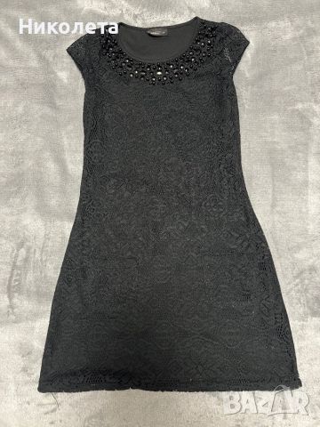 Черна рокля с камъни и дантела