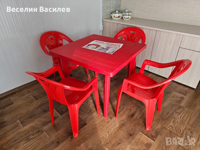 Комплект маса + 4 стола пластмасови , снимка 1 - Градински мебели, декорация  - 45917873