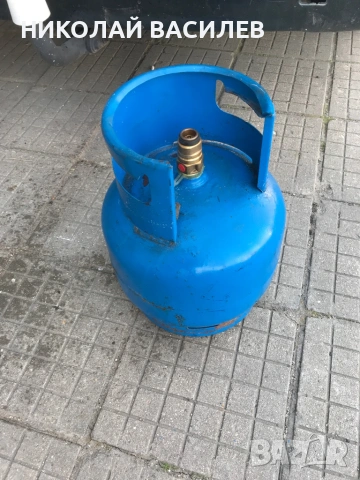 Продавам. 12  кг .Има  газ - Може  да  се  пълни. . Нов  винтил  .
