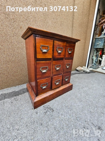 Скрин с много чекмеджета и обков от месинг, снимка 2 - Скринове - 53649069