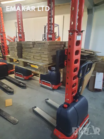 Самоповдигащ, самотоварещ се стакер, полуавтоматик.