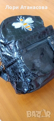 Дамска раница от еко кожа, малка, синя с щампа пчела