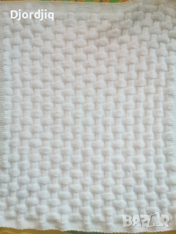 Ръчно плетено бяло одеялце