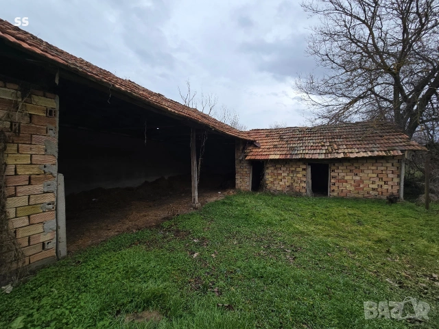 Продавам голям парцел 2.4 дка с масивни стопански сгради в с. Сушица, снимка 8 - Парцели - 53463102