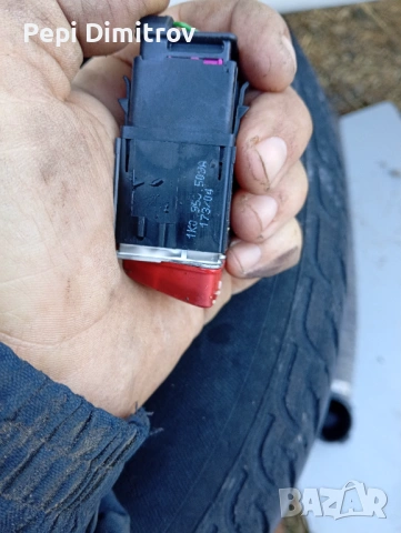 Volkswagen Golf 2003 аварийни светлини копче ,бутон  110953509,, снимка 2 - Части - 53112251